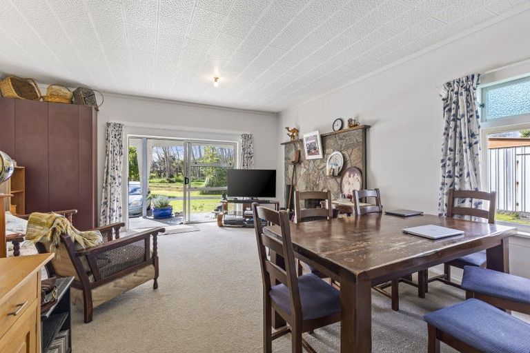 Photo of property in 7 Main Road, Kumeu, 0810