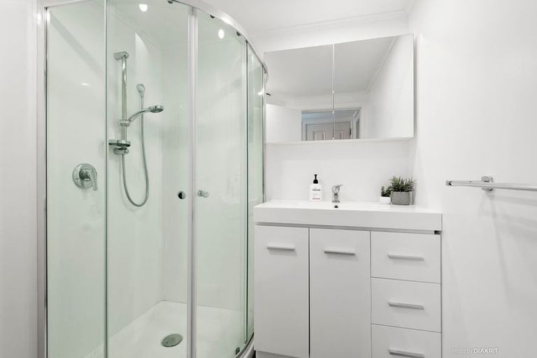 Photo of property in 11 Middlesex Place, Northland, Wellington, 6012