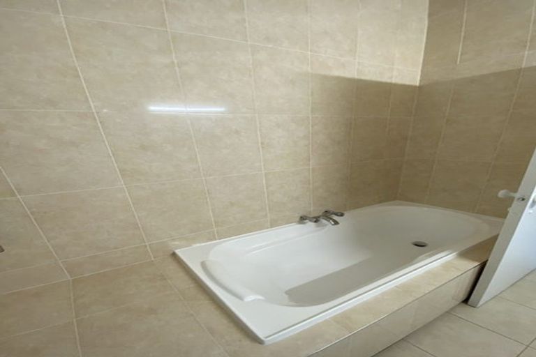 Photo of property in 1/13 Girrahween Drive, Totara Vale, Auckland, 0629