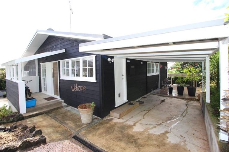 Photo of property in 11 River Road, Red Beach, 0932