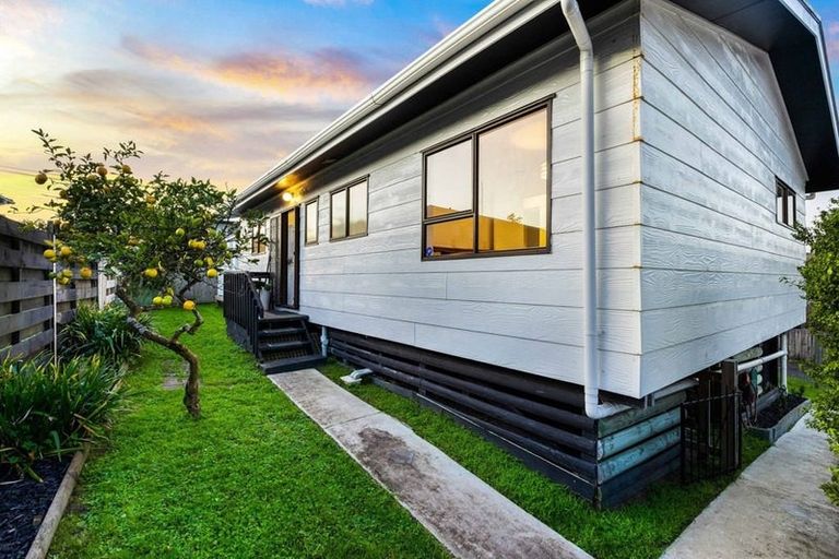 Photo of property in 2/7 Eskdale Road, Birkdale, Auckland, 0626