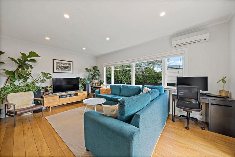 Photo of property in 17a Clinton Avenue, Te Atatu Peninsula, Auckland, 0610