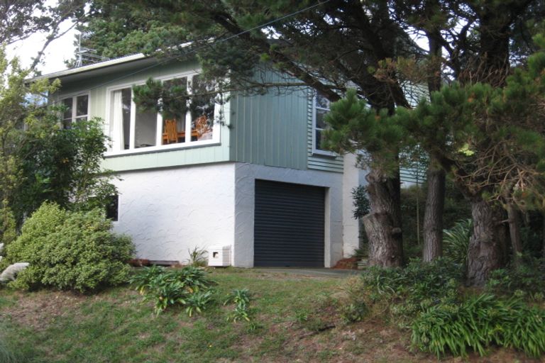 Photo of property in 42 Ruskin Road, Newlands, Wellington, 6037