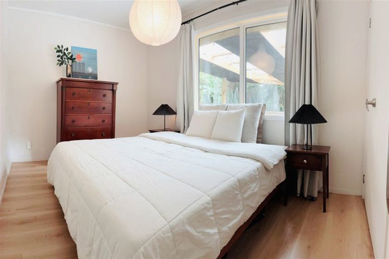 Photo of property in 8 Limmer Place, Browns Bay, Auckland, 0632