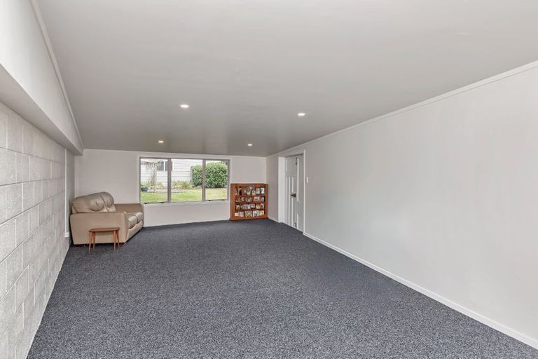 Photo of property in 22 Karoro Road, One Tree Point, 0118