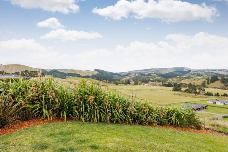 Photo of property in 16 Cyprus Place, Fitzherbert, Palmerston North, 4410