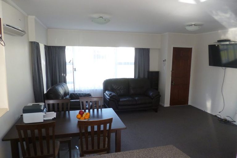 Photo of property in 2/39 Kaipatiki Road, Glenfield, Auckland, 0629