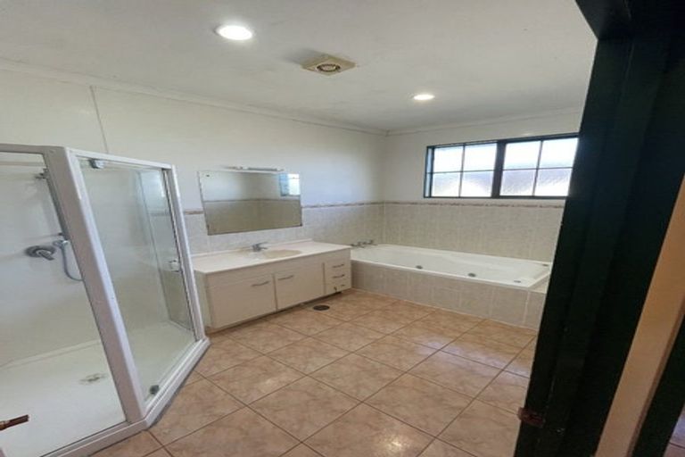 Photo of property in 9 Vinograd Drive, Te Atatu Peninsula, Auckland, 0610
