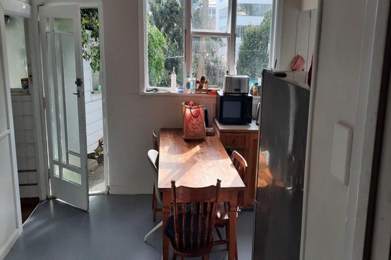 Photo of property in 11 Edge Hill, Mount Victoria, Wellington, 6011