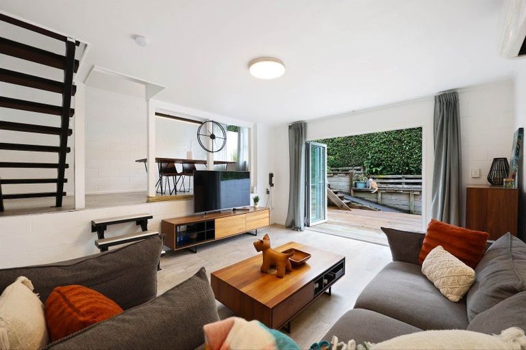 Photo of property in 3/52 Fruitvale Road, New Lynn, Auckland, 0600