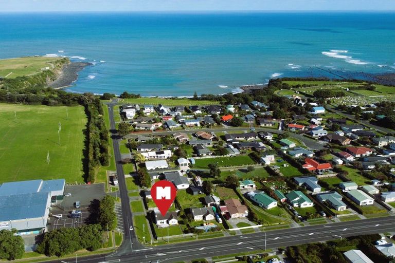 Photo of property in 158 Tasman Street, Opunake, 4616