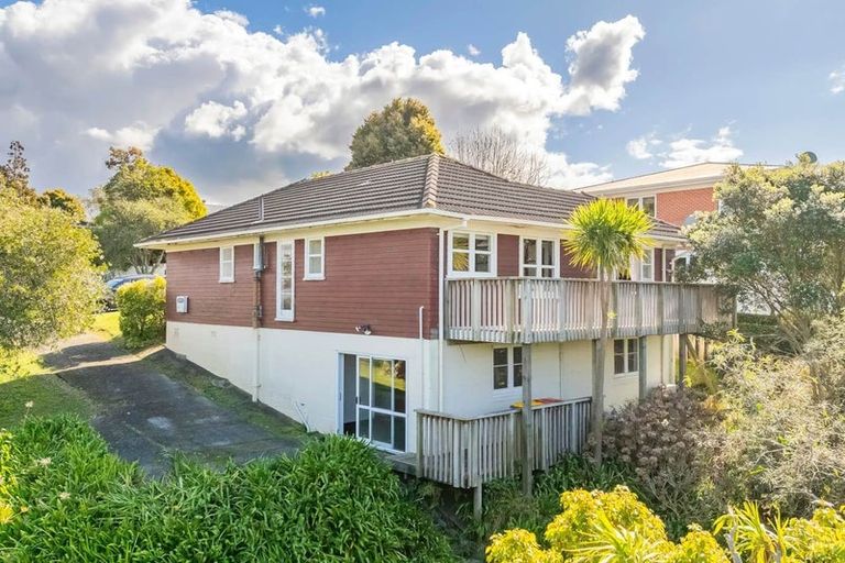 Photo of property in 12 Barker Rise, Northcross, Auckland, 0632