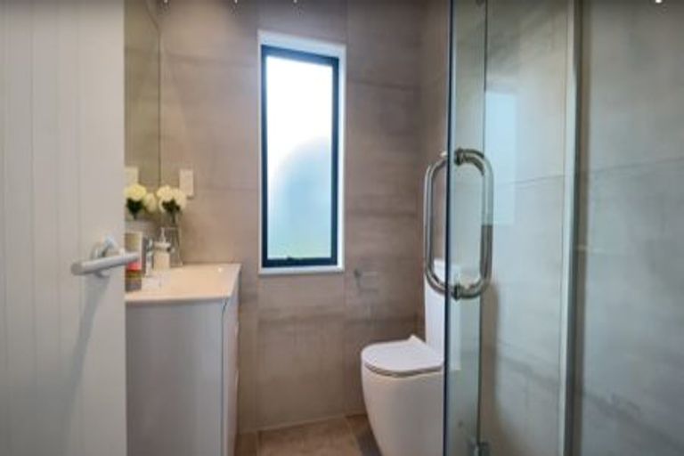 Photo of property in 2/34 Edmonton Road, Henderson, Auckland, 0612