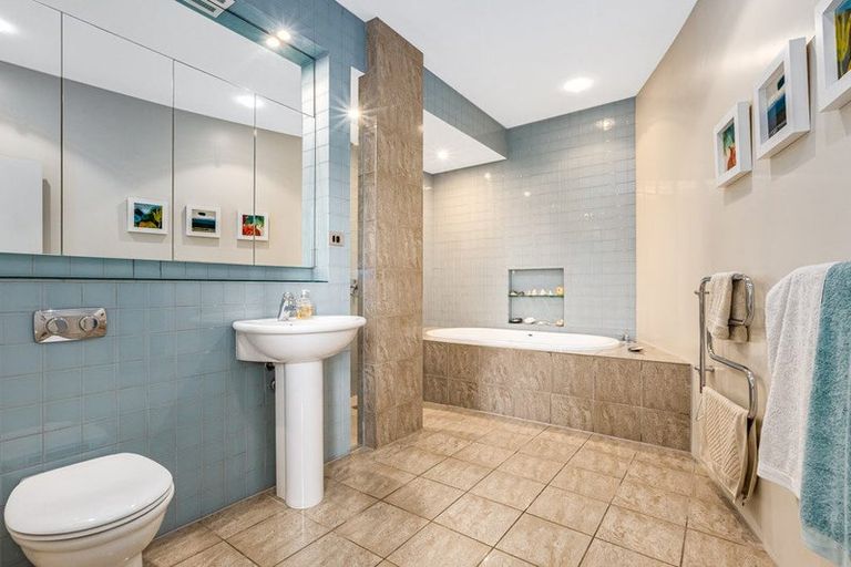 Photo of property in 6 Wesley Road, Kelburn, Wellington, 6012