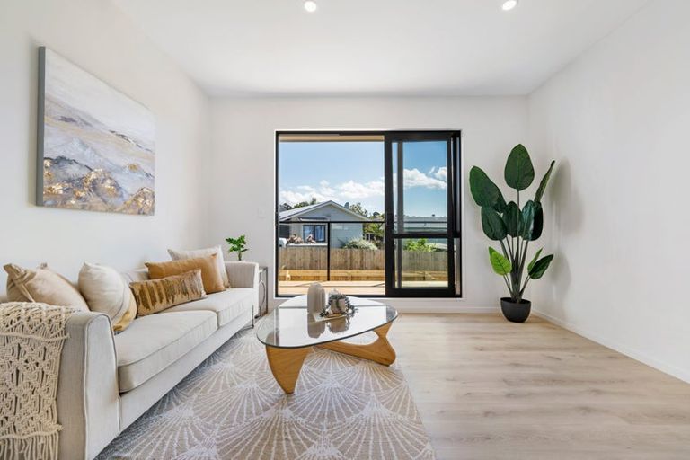 Photo of property in 11 Kayle Glen, West Harbour, Auckland, 0618