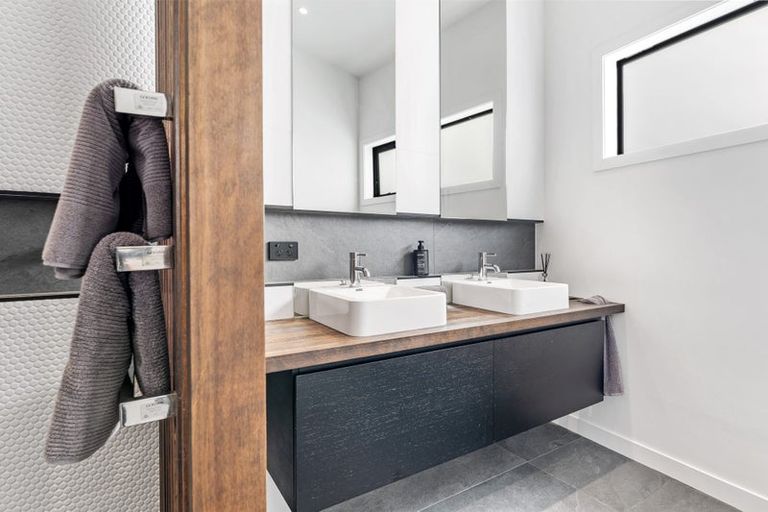 Photo of property in 7 Laguna Place, Matakatia, Whangaparaoa, 0930