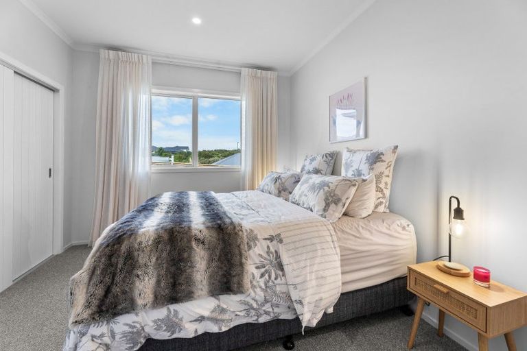 Photo of property in 32 Omahuru Road, Glenbrook, 2681