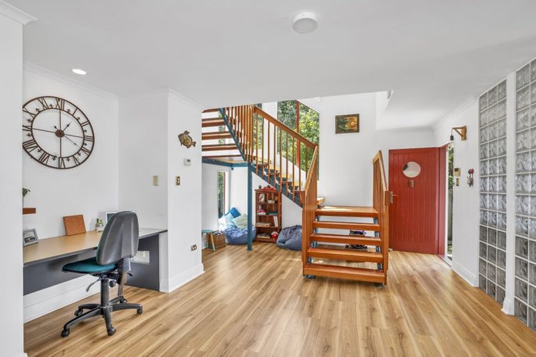 Photo of property in 61 Breaker Bay Road, Breaker Bay, Wellington, 6022