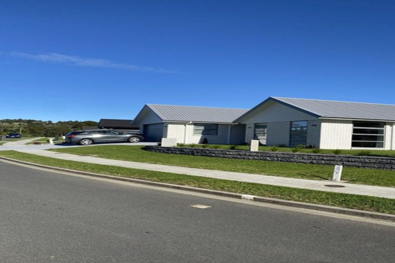 Photo of property in 27 Sycamore Drive, Sunnynook, Auckland, 0620