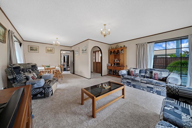 Photo of property in 11 Jessika Place, Conifer Grove, Takanini, 2112