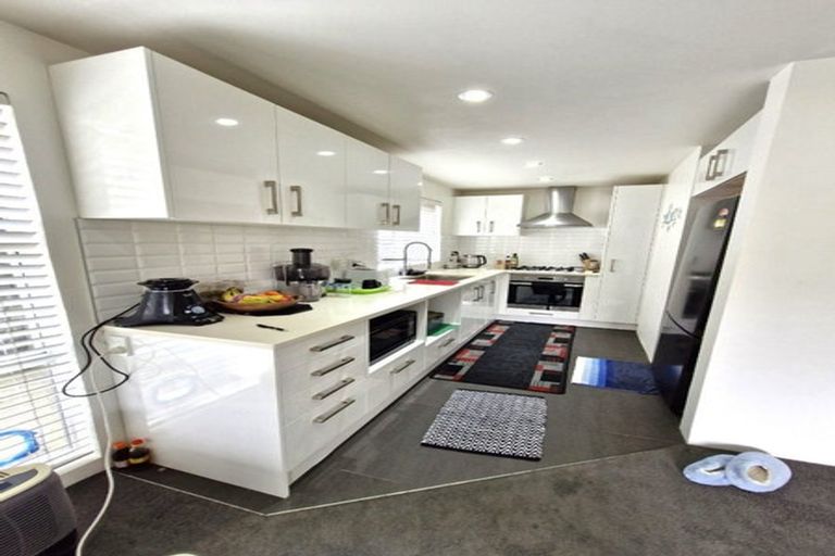 Photo of property in 2/7 Alston Avenue, Kelston, Auckland, 0602