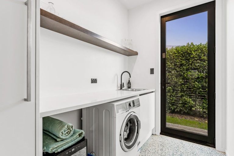 Photo of property in 6 Sandpiper Avenue, Point Wells, 0986