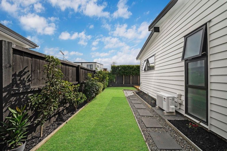 Photo of property in 12 Tarras Road, Kumeu, 0810