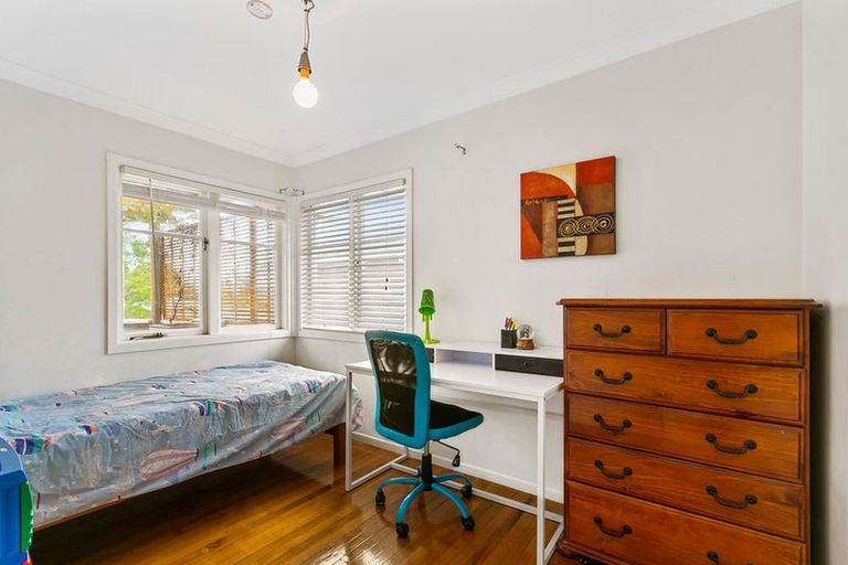 Photo of property in 4 Paton Avenue, Te Atatu South, Auckland, 0610