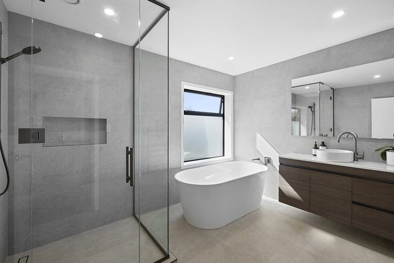 Photo of property in 40 Heta Road, Highlands Park, New Plymouth, 4312