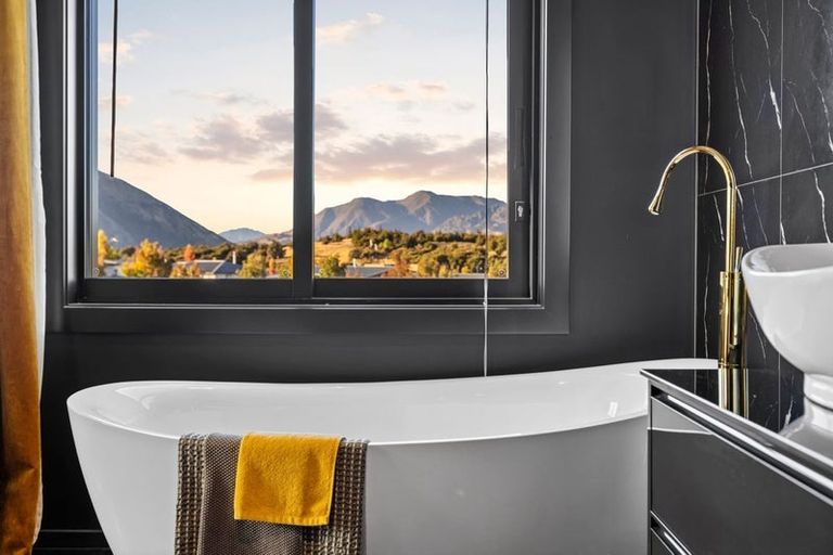 Photo of property in 7 Diamond Lane, Wanaka, 9305