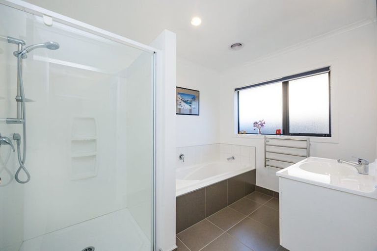 Photo of property in 12 Ron Place, Fitzherbert, Palmerston North, 4410