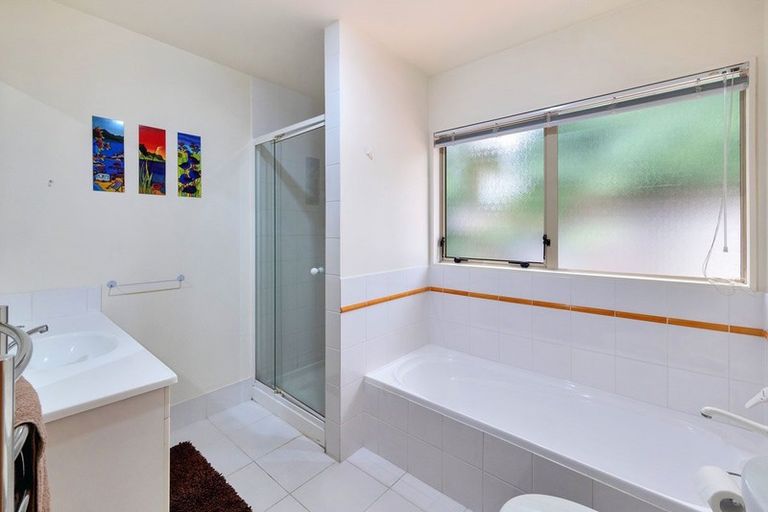 Photo of property in 1/8 Sunset Road, Unsworth Heights, Auckland, 0632