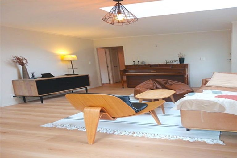 Photo of property in 8 Limmer Place, Browns Bay, Auckland, 0632