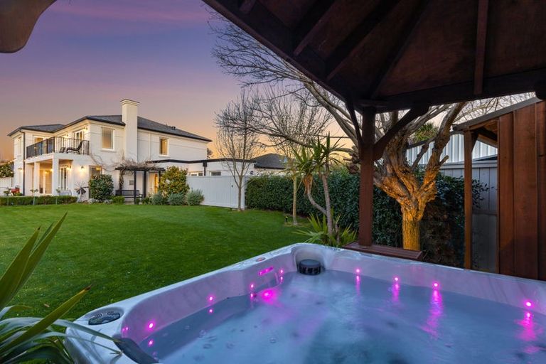 Photo of property in 33 Lewisham Park, St Albans, Christchurch, 8052