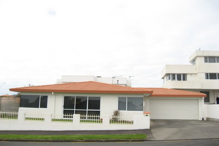 Photo of property in 1a Strandon Place, Strandon, New Plymouth, 4312