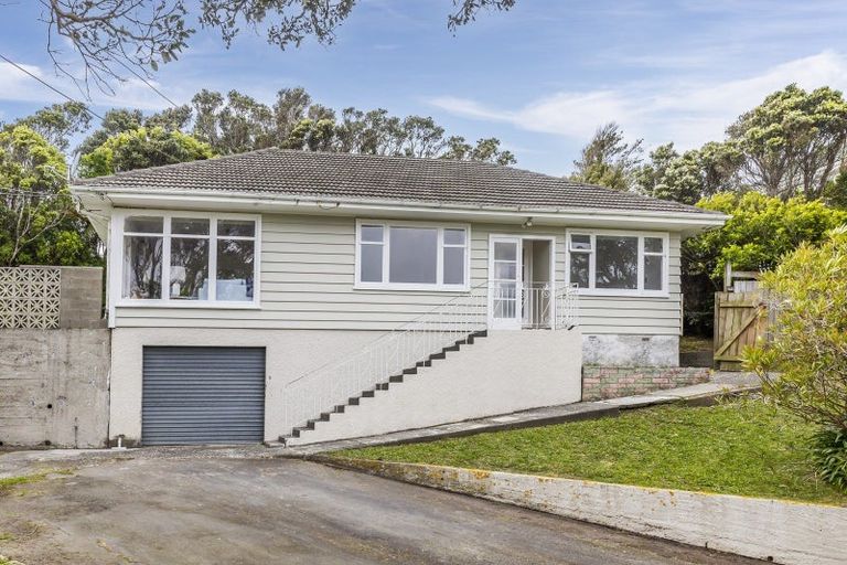 Photo of property in 7 Miles Crescent, Newlands, Wellington, 6037