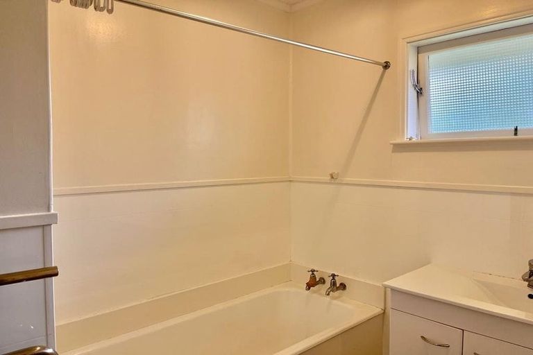 Photo of property in 4 Islington Avenue, New Lynn, Auckland, 0600