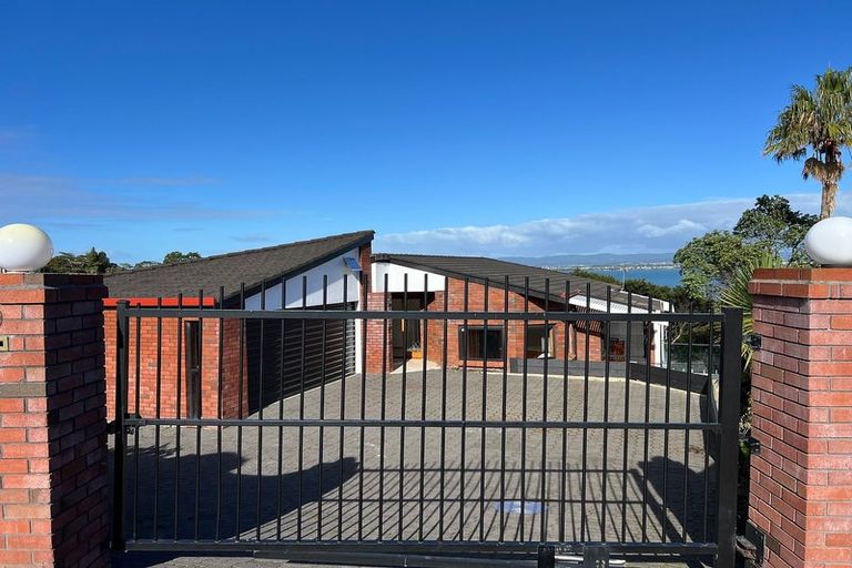 Photo of property in 9 Poaka Place, Beach Haven, Auckland, 0626