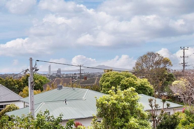 Photo of property in 4/87 Ocean View Road, Hillcrest, Auckland, 0627