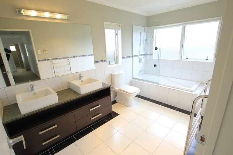 Photo of property in 15 Newbury Place, Schnapper Rock, Auckland, 0632