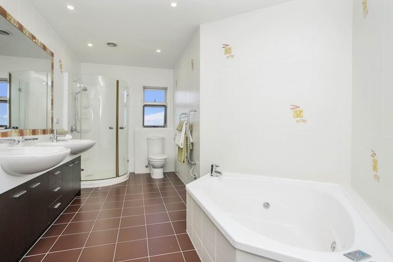 Photo of property in 51 Harbour View Road, Te Atatu Peninsula, Auckland, 0610