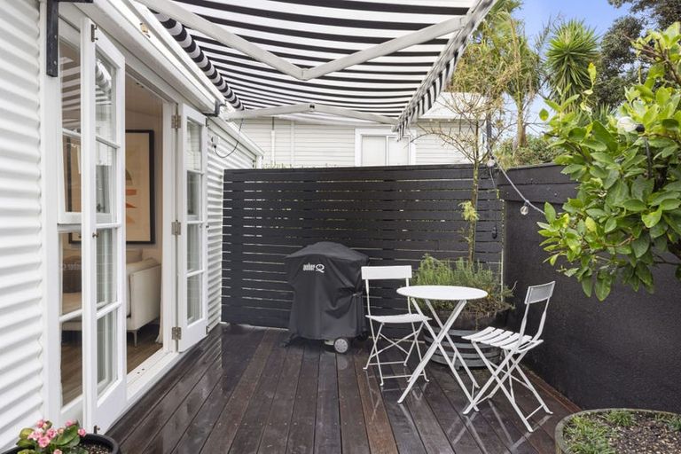 Photo of property in 251a Courtenay Street, Strandon, New Plymouth, 4312