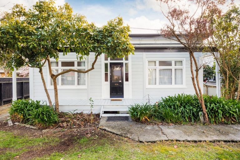 Photo of property in 215 College Street, West End, Palmerston North, 4412