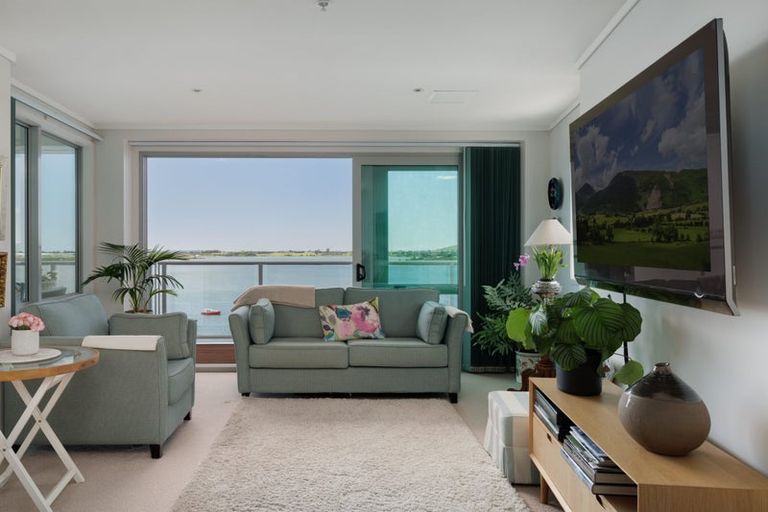 Photo of property in 72 Devonport Road, Tauranga, 3110