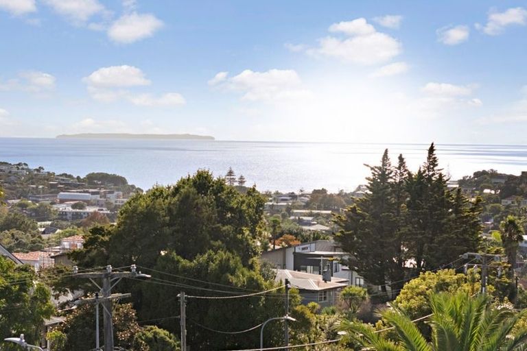 Photo of property in 96 Matipo Road, Mairangi Bay, Auckland, 0630