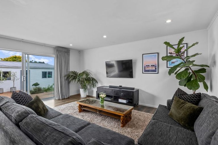 Photo of property in 11 Brennan Avenue, Te Atatu Peninsula, Auckland, 0610