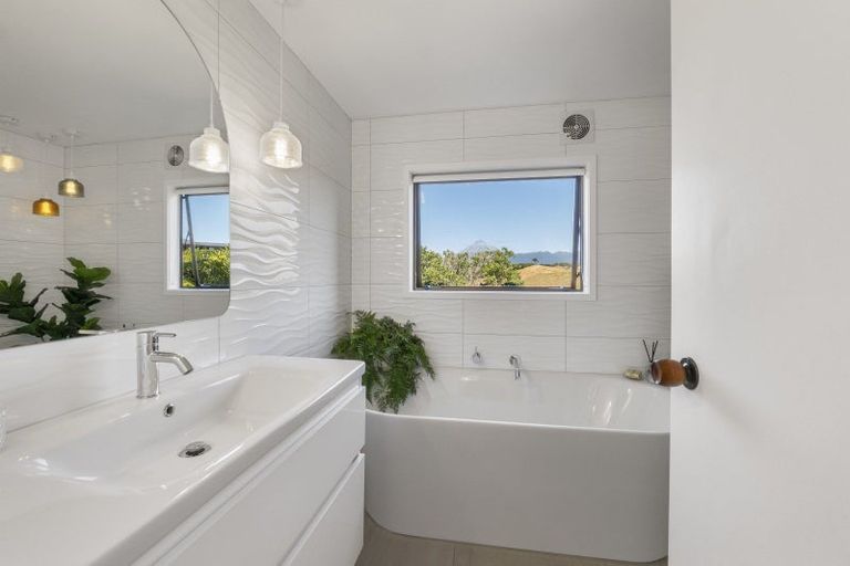 Photo of property in 12 Ridgewood Drive, Ridgewood, New Plymouth, 4371