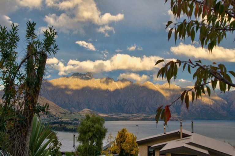 Photo of property in 46 Wynyard Crescent, Fernhill, Queenstown, 9300