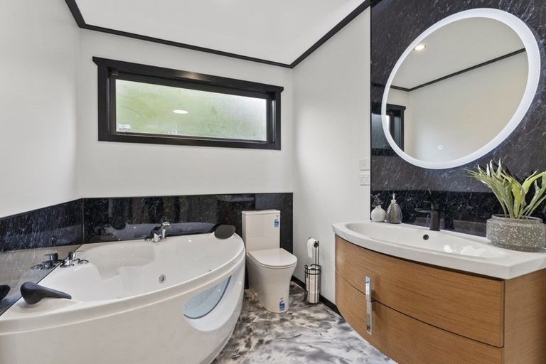 Photo of property in 112 Kawiu Road, Levin, 5510