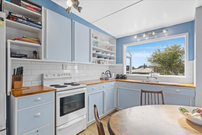 Photo of property in 12 Takarei Terrace, Mokau, 4376